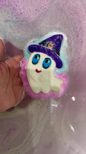 Load image into Gallery viewer, Cute ghost in purple hat bath bomb
