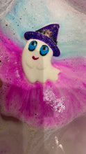 Load image into Gallery viewer, Cute ghost in purple hat bath bomb
